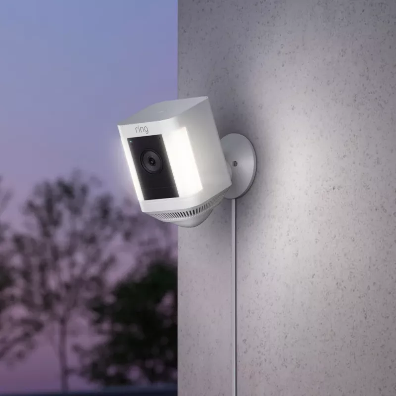 Ring Spotlight Cam Plus Plug-In sieťová bezpečnostná kamera pre exteriér
