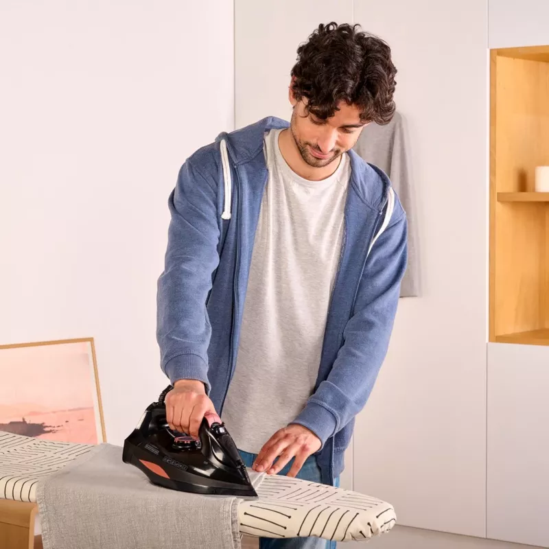 Naparážacia žehlička Black+Decker BXIR3000E (3000W; čierna)