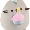 Plüšová hračka Pusheen od Pusheen — 24 cm narodeninová čiapka s tortou plüšová hračka