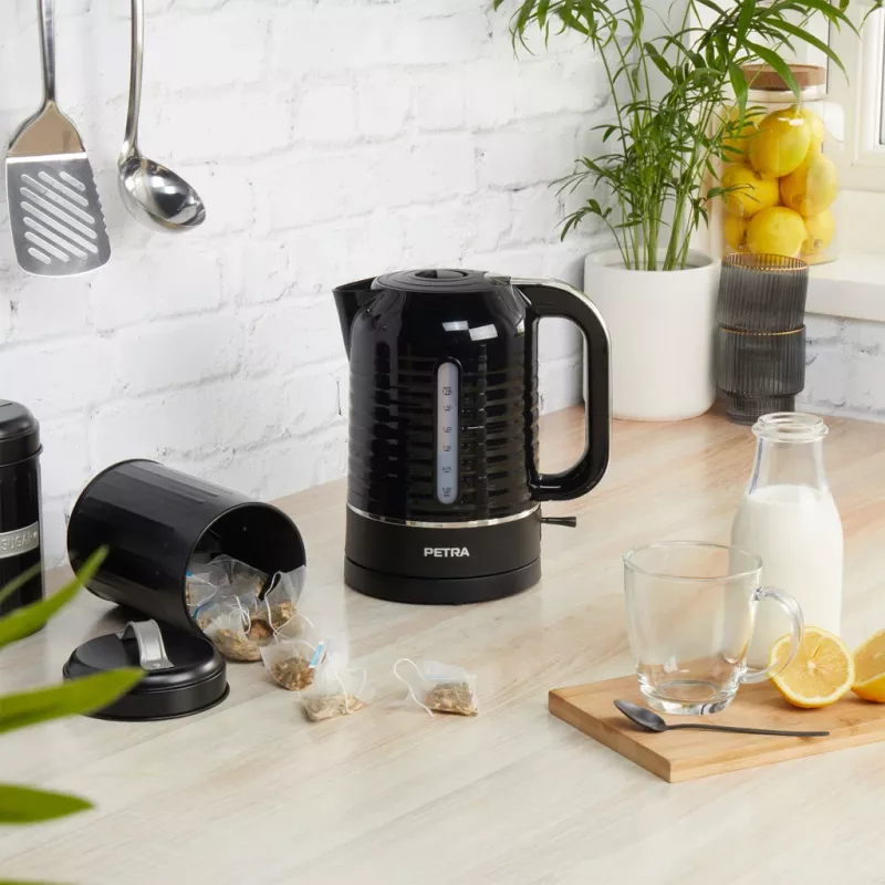 Elektrická rýchlovarná kanvica Petra 1,7 l 3 kW čierna