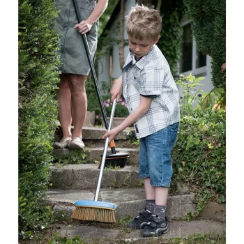 Detská metla Fiskars MyFirst detská metla, modrá, dĺžka 980 mm, plastový rám a rúčka, 1 kus