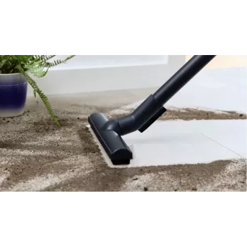 Vysávač Bosch BGB 41RD3H — 600 W, 4 l vrecko, HEPA filter, 11 m akčný rádius, teleskopická trubica, červený