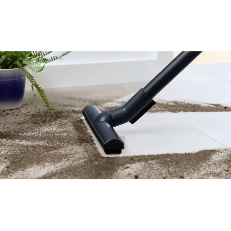 Vysávač Bosch BGB 41RD3H — 600 W, 4 l vrecko, HEPA filter, 11 m akčný rádius, teleskopická trubica, červený