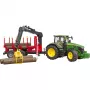 BRUDER John Deere 7R 350 s lesným návesom a 4 kmeňmi stromov