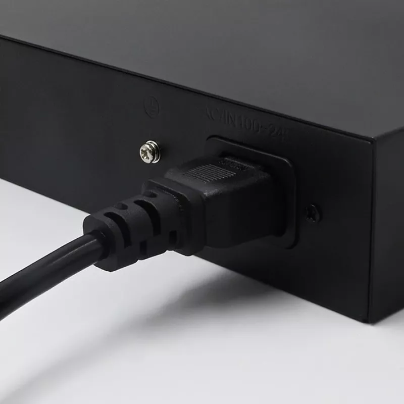 Ethernet PoE switch QOLTEC 52289 — 4x RJ45 PoE porty, 2x RJ45 uplink, 65W PoE rozpočet