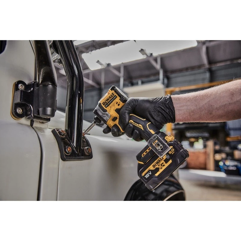 Rázový uťahovač DeWALT DCF850NT, 3250 ot/min, 1/4 palca skľučovadlo, 900 g
