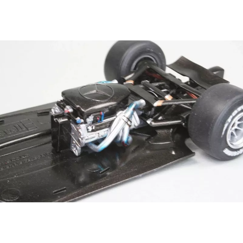 REVELL plastový model McLaren Mercedes MP4-25 Lewis Hamilton — mierka 1:24