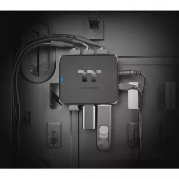 Thermaltake H200 PLUS interný USB hub – TT Premium Edition – hub – 3 x USB 2.0 + 3 x USB 2.0 (interný)
