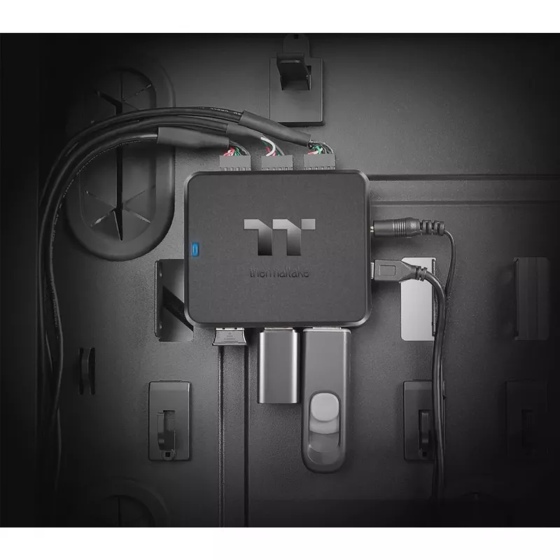 Thermaltake H200 PLUS interný USB hub – TT Premium Edition – hub – 3 x USB 2.0 + 3 x USB 2.0 (interný)
