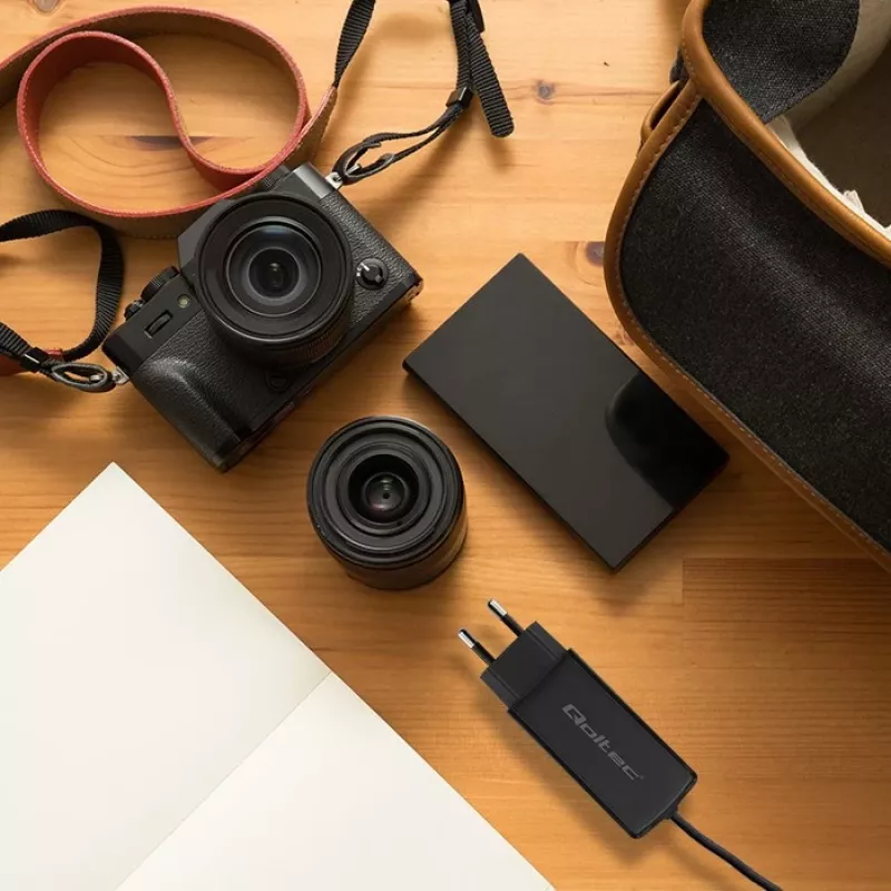 GaN 90W nabíjačka QOLTEC 52420 USB-C PD 5–20V 3A/4,5A výstup, 220–240V vstup, 1,8 m kábel, čierna