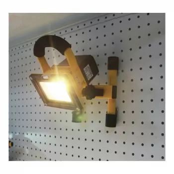 Synergy 21 LED akumulátorové stavebné svietidlo 10W s dodatočnými magnetickými pätkami