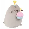 Plüšová hračka Pusheen od Pusheen — 24 cm narodeninová čiapka s tortou plüšová hračka