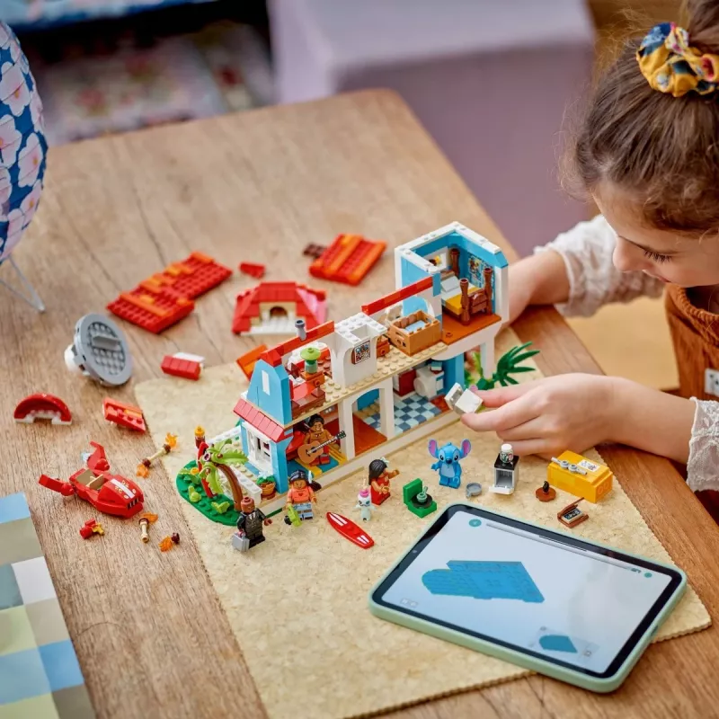 LEGO Disney Set 43268 Plážový dom – modulárny dom na stavanie, 834 dielov, 5 minifigúrok, vek 9+