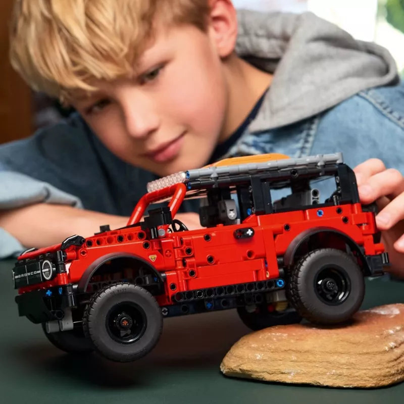 LEGO Technic stavebnica Ford Bronco Off-Roader 4x4 model 42213 — 943 dielov, vek 9+