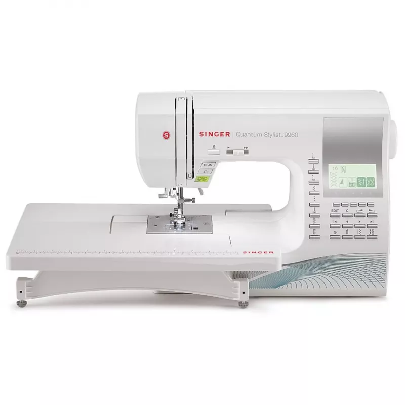 Šijací stroj SINGER Quantum Stylist 9960 — 600 vzorov stehov, 13 automatických programov gombíkovej dierky, systém voľného ramena
