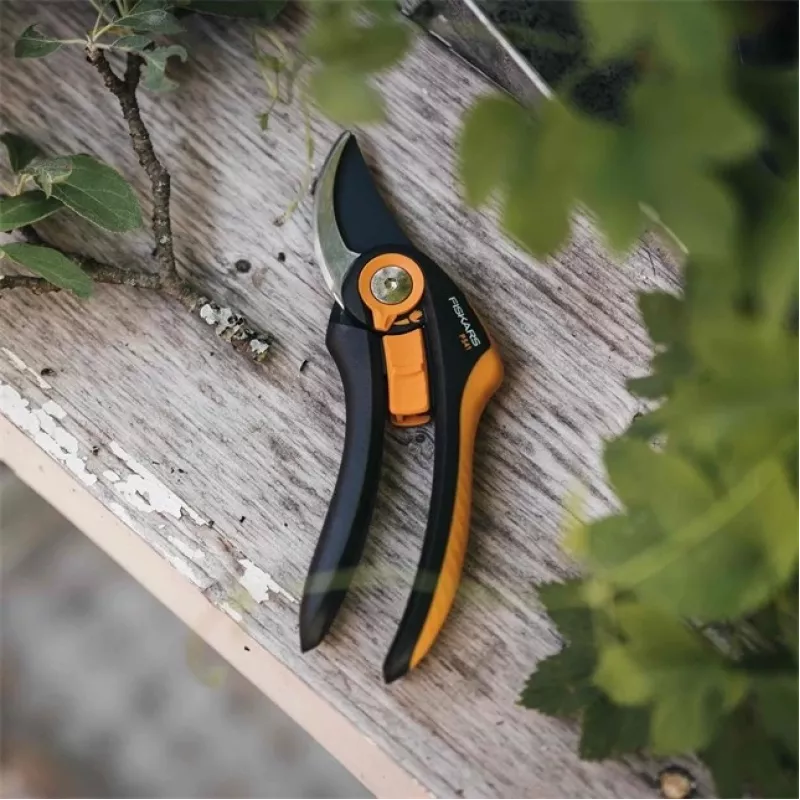 Fiskars Plus SmartFit P541 záhradné nožnice na bypass čierna, oranžová