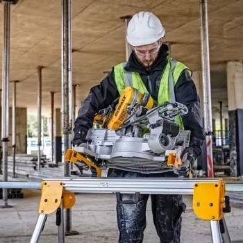 Stojan na pokosovú a zrezávaciu pílu DeWalt DE7033 — skladací hliníkový stojan, 4 nohy, výsuvný do 2,5 m, nosnosť 227 kg, 16 kg