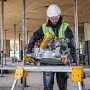 Stojan na pokosovú a zrezávaciu pílu DeWalt DE7033 — skladací hliníkový stojan, 4 nohy, výsuvný do 2,5 m, nosnosť 227 kg, 16 kg