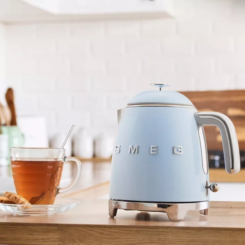 SMEG rýchlovarná kanvica Mini 0,8 l pastelovomodrá KLF05PBEU