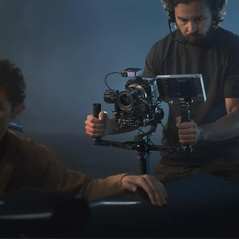 Stabilizátor pre ručnú kameru DJI RS 4 Pro Combo čierna karbón 13h batéria