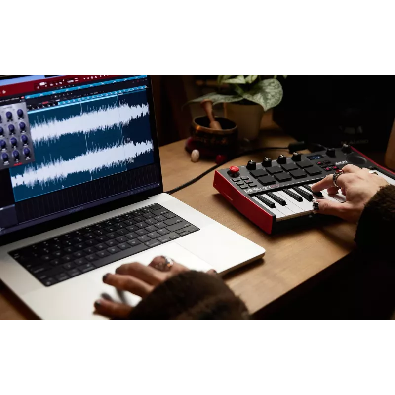 Akai MPK Mini Play MK3 MIDI ovládacia klávesnica s ovládačom padov, USB, čierno-červená