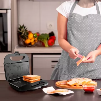 Sendvičovač Black & Decker BXSA753E — 2 sendviče, 750 W, nepriľnavé platne, grilovacia plocha 215×125 mm, kompaktná nehrdzavejúca oceľ