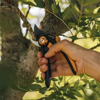 Fiskars Plus SmartFit P541 záhradné nožnice na bypass čierna, oranžová