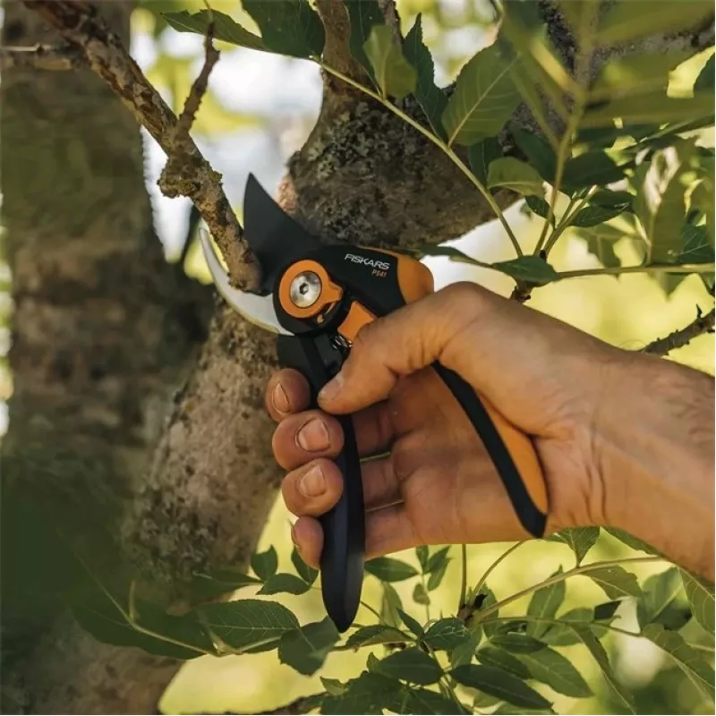 Fiskars Plus SmartFit P541 záhradné nožnice na bypass čierna, oranžová