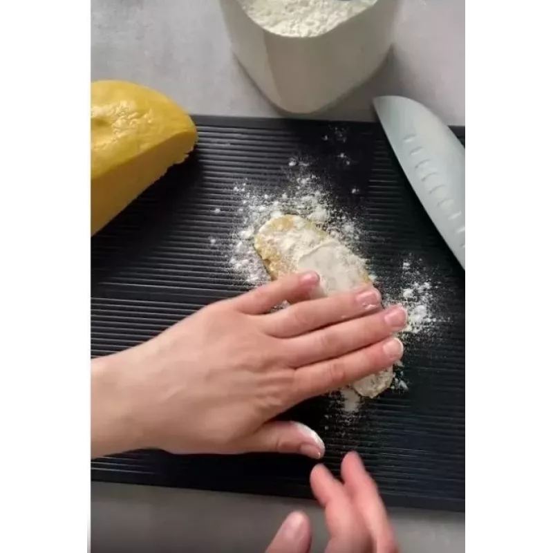 Ručný stroj na cestoviny GEFU GF89426 – na lasagne, tagliatelle, tagliolini; nehrdzavejúca oceľ a plast; 205×200×155 mm