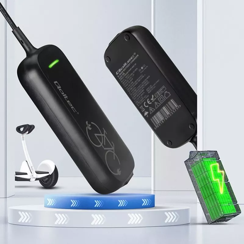 Nabíjačka na e-bike QOLTEC 50332 — výstup 36V/42V, 2A, konektor 5,5×2,1 mm