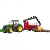 BRUDER John Deere 7R 350 s lesným návesom a 4 kmeňmi stromov