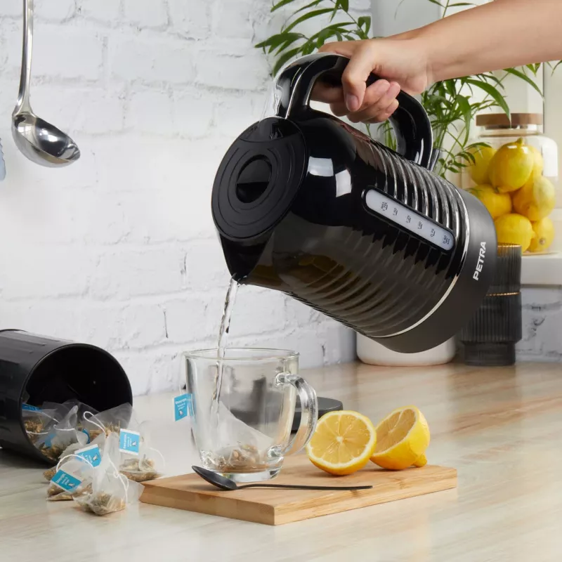 Elektrická rýchlovarná kanvica Petra 1,7 l 3 kW čierna