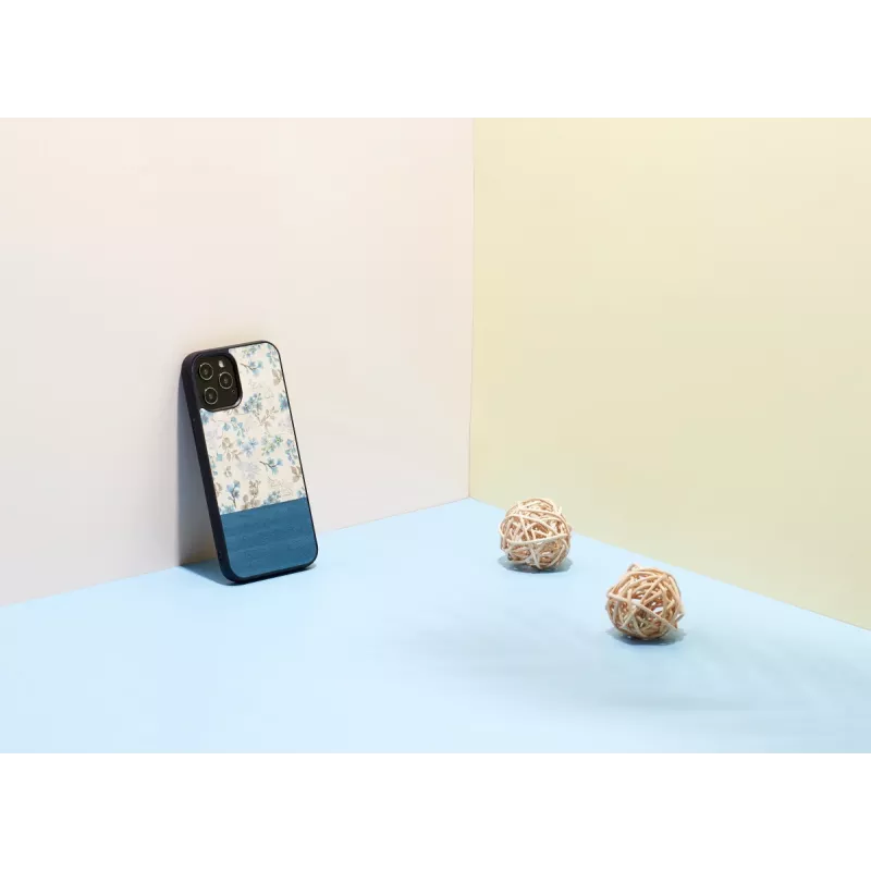 Puzdro na telefón man and wood pre iPhone 12 Pro Max — modrý kvet na čiernej