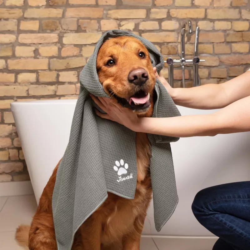 Sada metiel VILEDA Pet Pro 175388 — 3-dielna, elektrostatická kefa a mikrovláknová utierka, červená