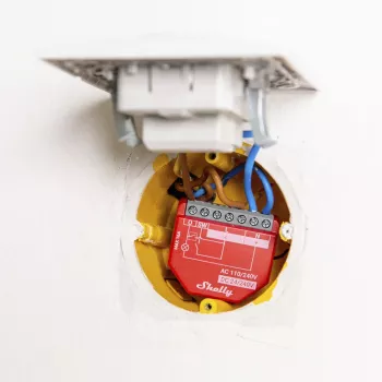 Inteligentný spínač Shelly 1PM Gen4 – bezdrôtový, 110–240 V AC, max. 240 V, meranie výkonu, 16 A, 42×16×37 mm