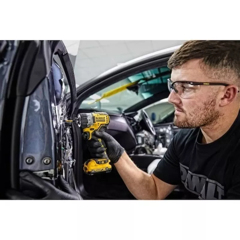 DEWALT. SKRUTKOVAČ 12V 1/4 DCF601D2 8Nm 2x2,0Ah