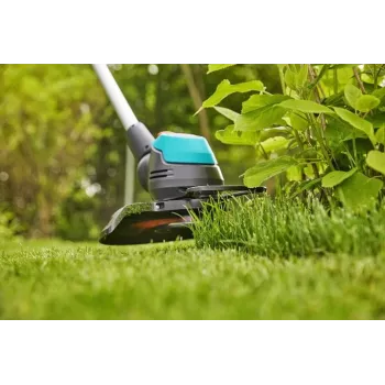 Gardena EasyCut 23/18V Ready-To-Use Set - strunová kosačka - batéria 2 Ah - šírka záberu: 230 mm - 2,4 kg (14700-20)
