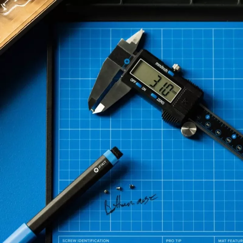 iFixit digitálne posuvné meradlo s modrým LCD displejom