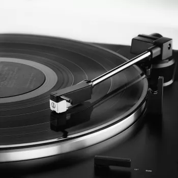 Audio Technica unisex AT-LP60XUSB plnoautomatický remeňový gramofón analógový a USB v čiernej