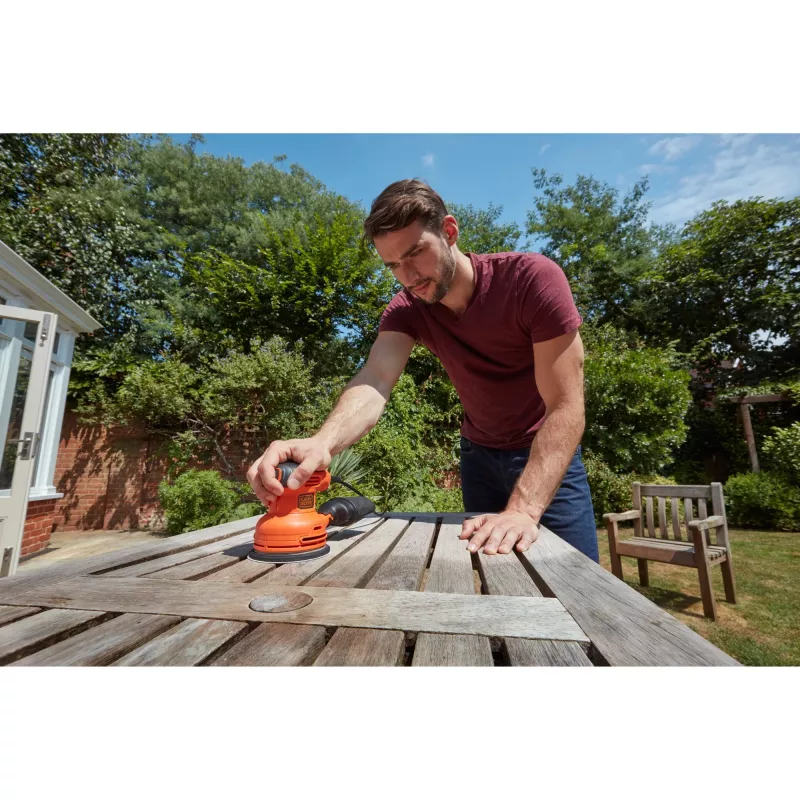 Black & Decker BEW210 Vibračná brúska 14000 ot/min čierna, oranžová