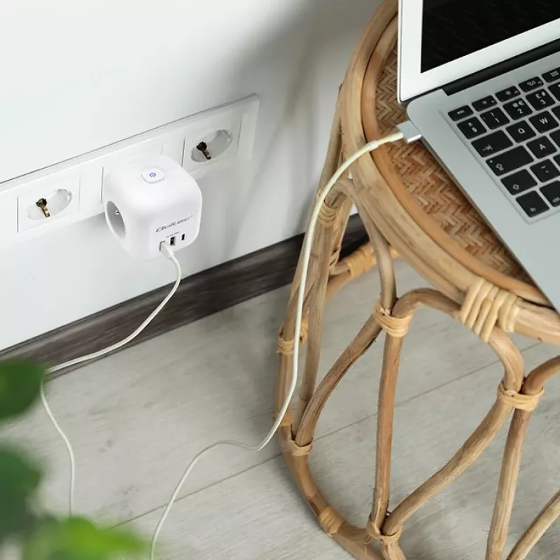Predlžovacia zásuvka QOLTEC 52548 s 3× AC zásuvkami a USB portom
