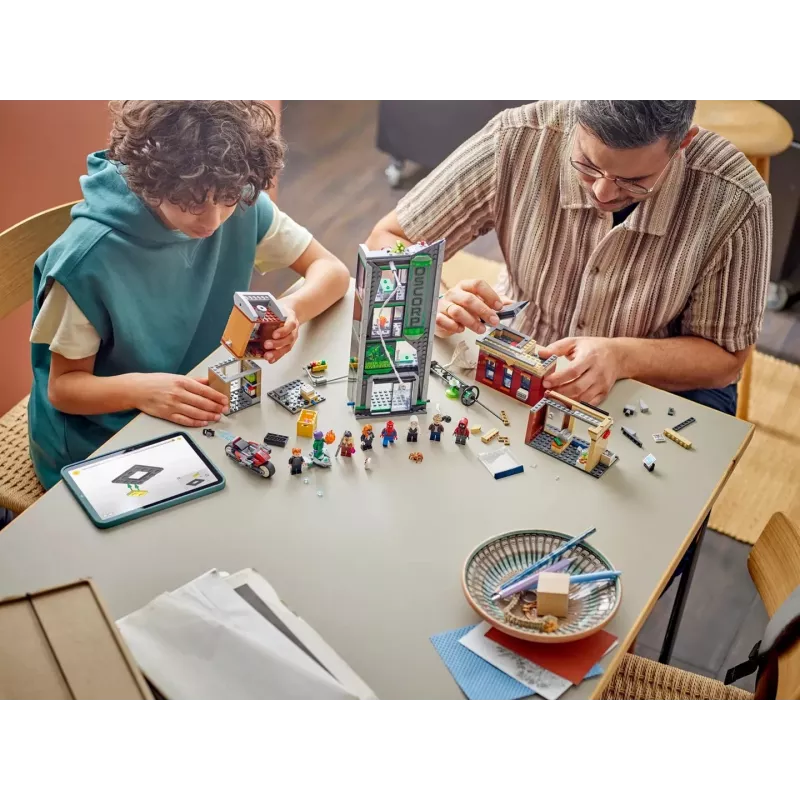 LEGO Marvel Set 76324 Spider-Man vs. Oscorp, 808 dielov, 8 minifigúrok, od 10 rokov