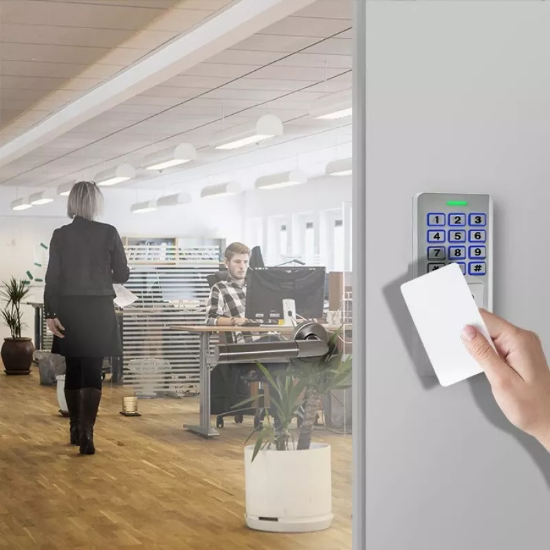 Odtlačkový a RFID kódový zámok QOLTEC 52447 s IP68 ochranou