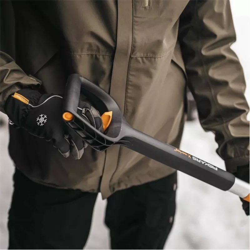 Fiskars auto snehová lopata s teleskopickou rukoväťou X-SERIES