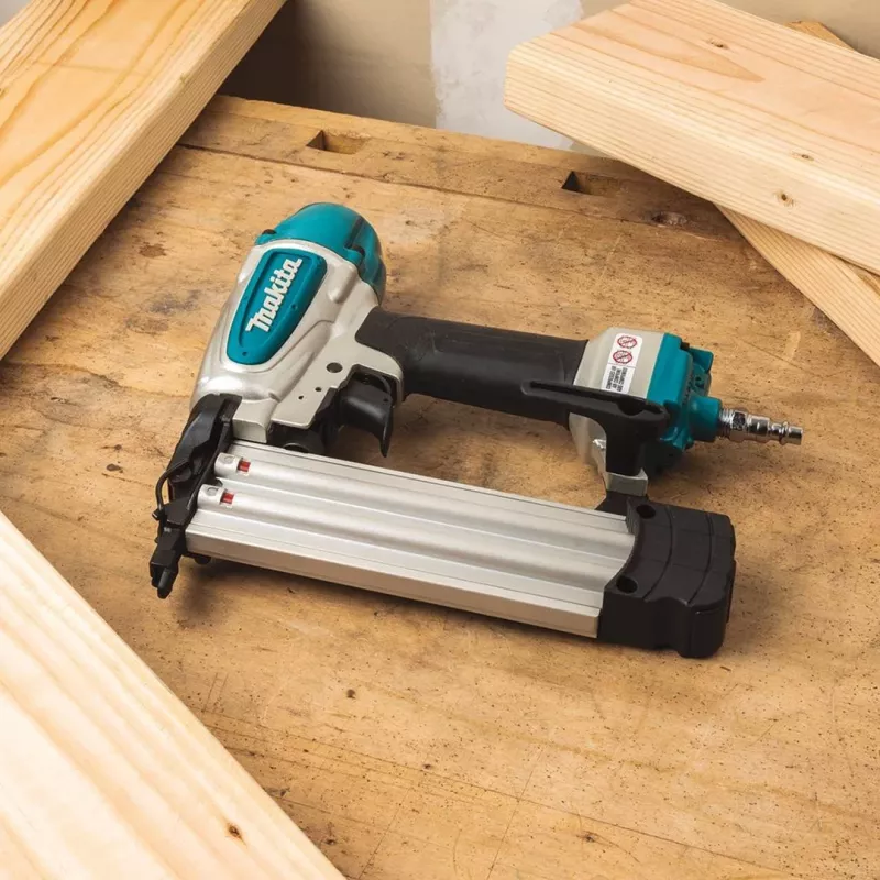 Makita AF506 pneumatická nastreľovačka