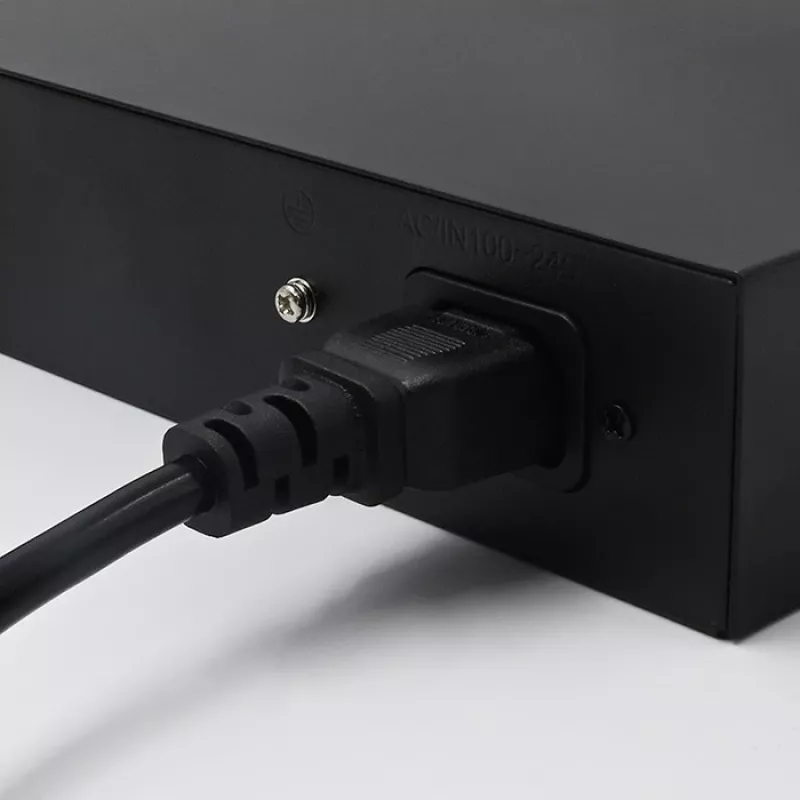 Sieťový switch QOLTEC FAST Ethernet PoE 8xRJ45 s 2xRJ45 uplink