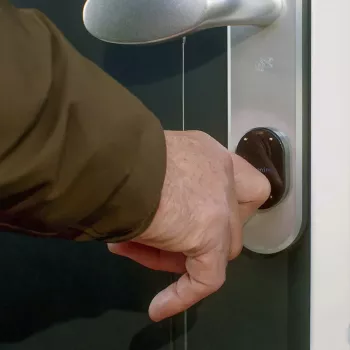 Elektronický zámok dverí Shelly LOQED – Smart Lock, čierne prevedenie
