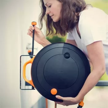 Fiskars 1020448 držiak na hadicu kov čierna