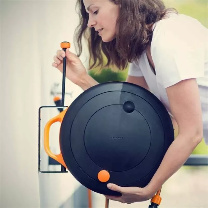 Fiskars 1020448 držiak na hadicu kov čierny