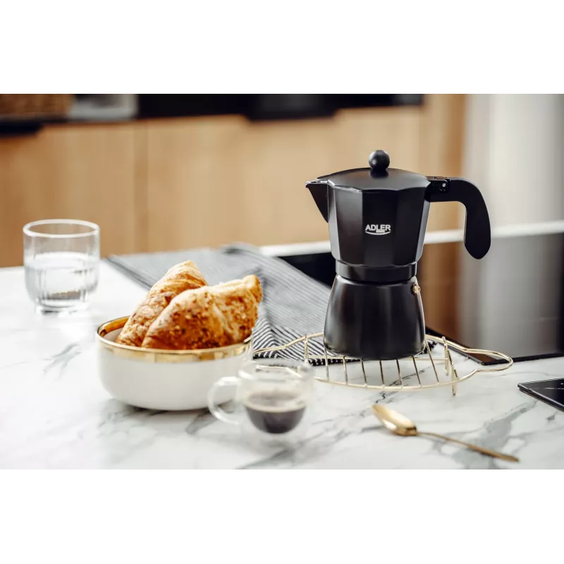 Espresso stroj Adler AD 4421 — 15 bar pumpa, čierne puzdro